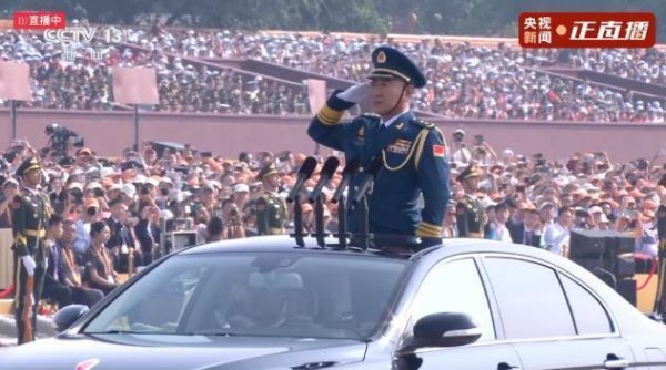 财惠赚 韩胜延担任阅兵总指挥，曾长期在空军服役，2006年被评为全军优秀指挥军官