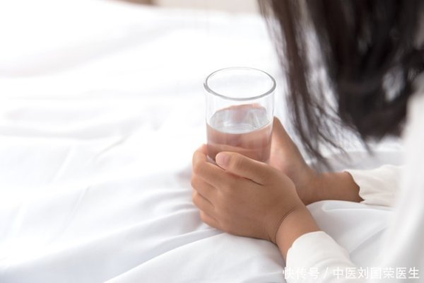 至尊配资 调查发现：总喜欢起床喝杯水的人，不用多久，身体会有4个改变